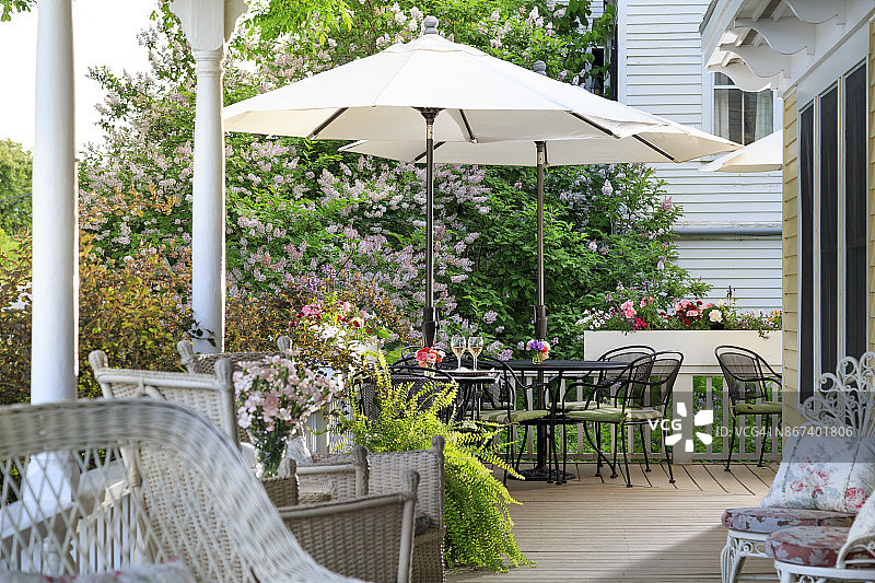 春花环绕的甲板上阳伞桌图片素材