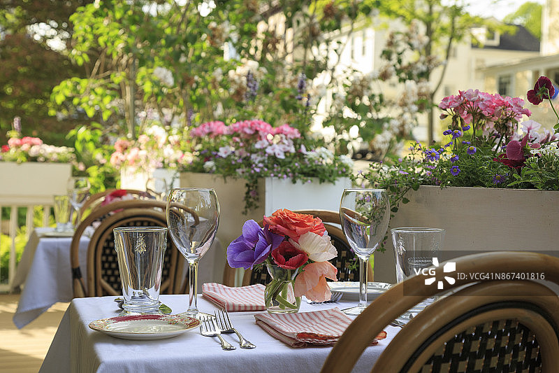 带花箱的餐厅露台图片素材