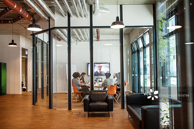 商务人士在现代办公室进行视频会议图片素材