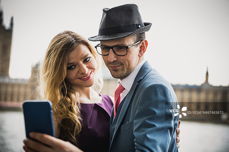 这张自拍会让我们想起在伦敦的会面图片素材