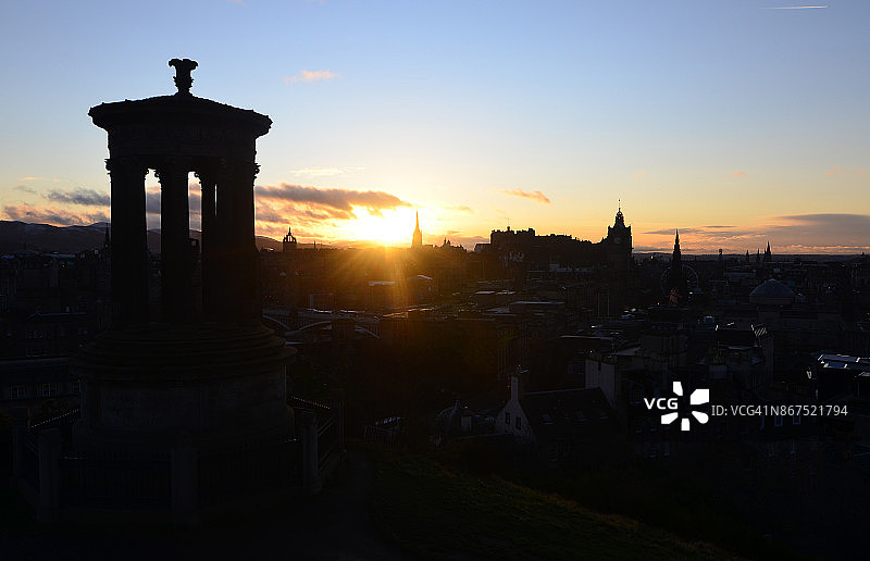 爱丁堡卡尔顿山的冬季日落图片素材