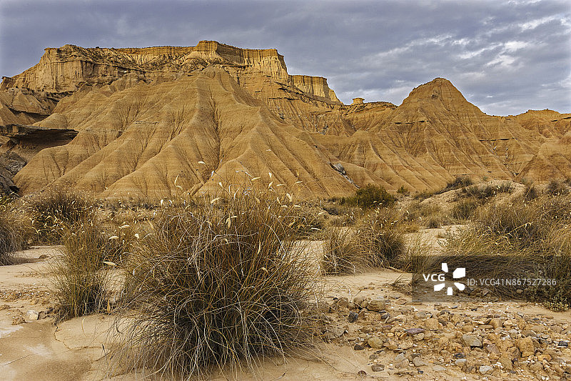 西班牙纳瓦拉巴尔德纳斯雷亚莱斯干旱侵蚀的沙漠景观图片素材