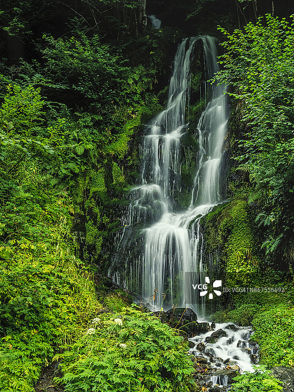特兰河源头区域的瀑布，比利牛斯山脉阿兰山谷图片素材