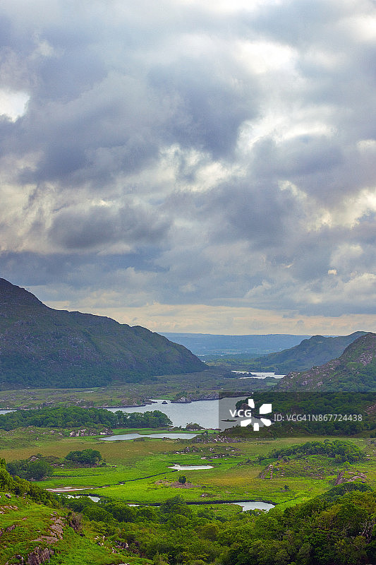 爱尔兰克里郡凯里之环的女士观景点眺望的基拉尼湖泊图片素材