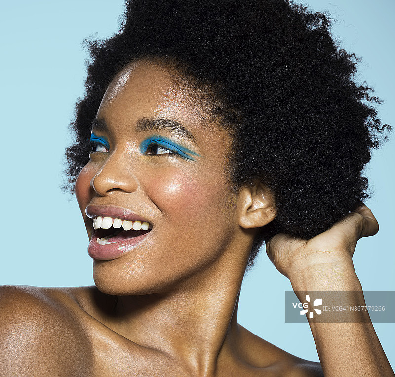 画着蓝色眼妆的年轻女子图片素材