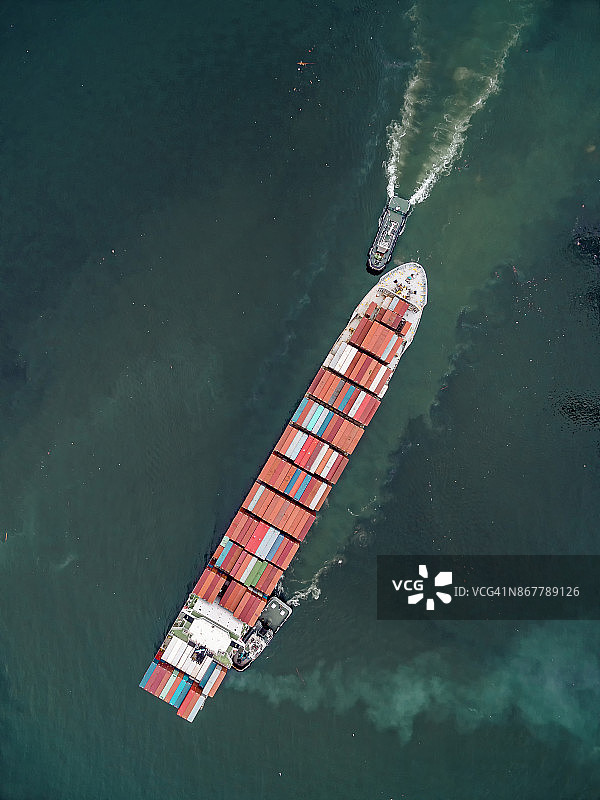 泰国仓库港口内两艘拖船拖运集装箱图片素材