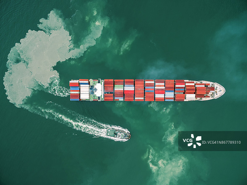 泰国仓库港口内两艘拖船拖运集装箱图片素材