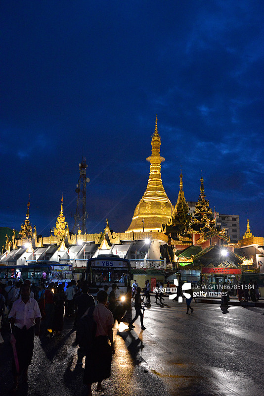 人们在仰光苏雷塔前过马路图片素材