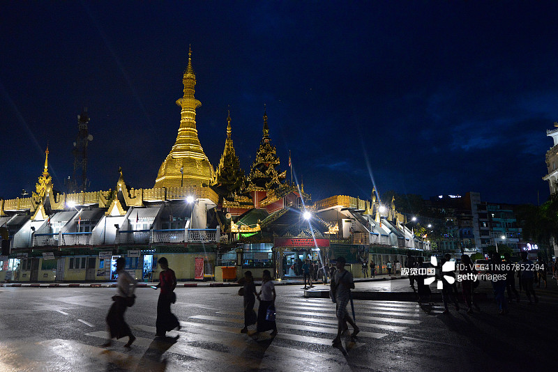 人们在仰光苏雷塔前过马路图片素材
