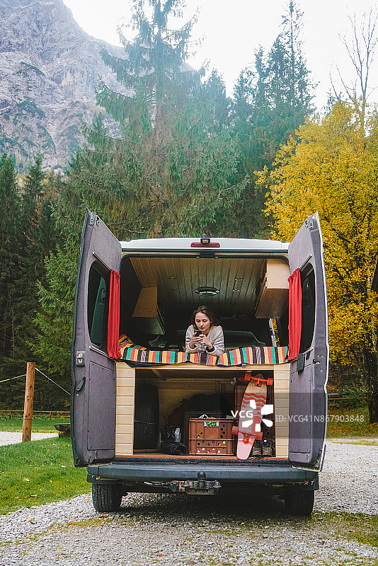 在奥地利山脉露营车里的女人图片素材