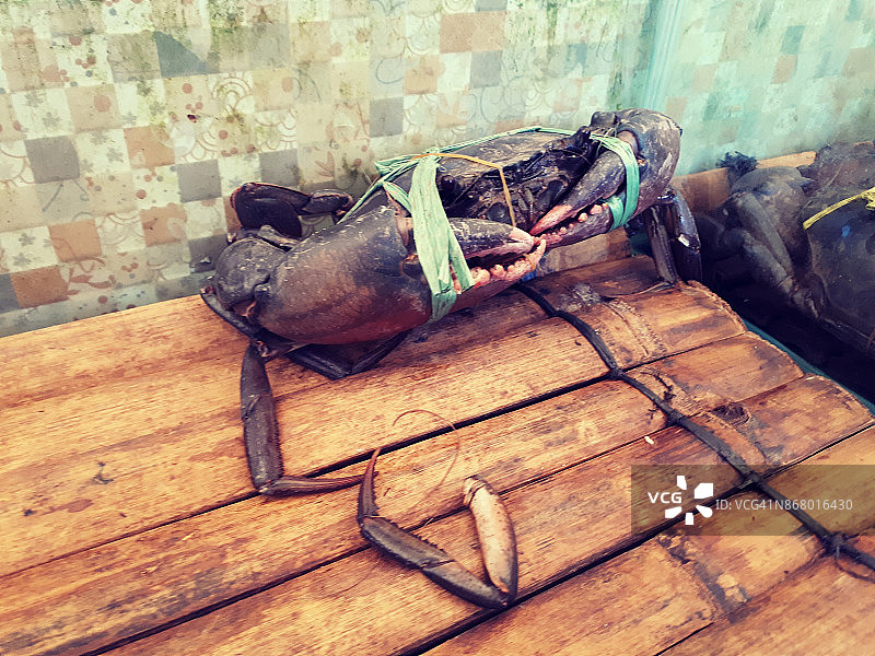 雅加达鱼市待售的活蟹图片素材