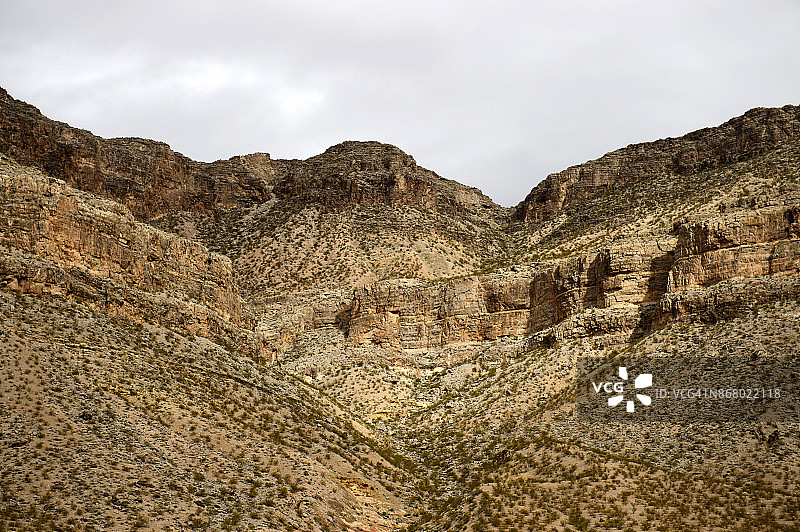 美国亚利桑那州15号州际公路上的岩壁图片素材