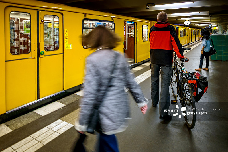 德国柏林埃贝斯瓦尔德站的U2地铁图片素材