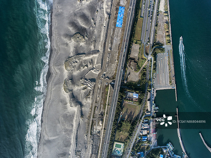 穿越海洋的道路图片素材