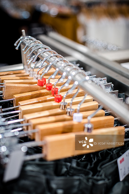 零售货架上的裤子图片素材