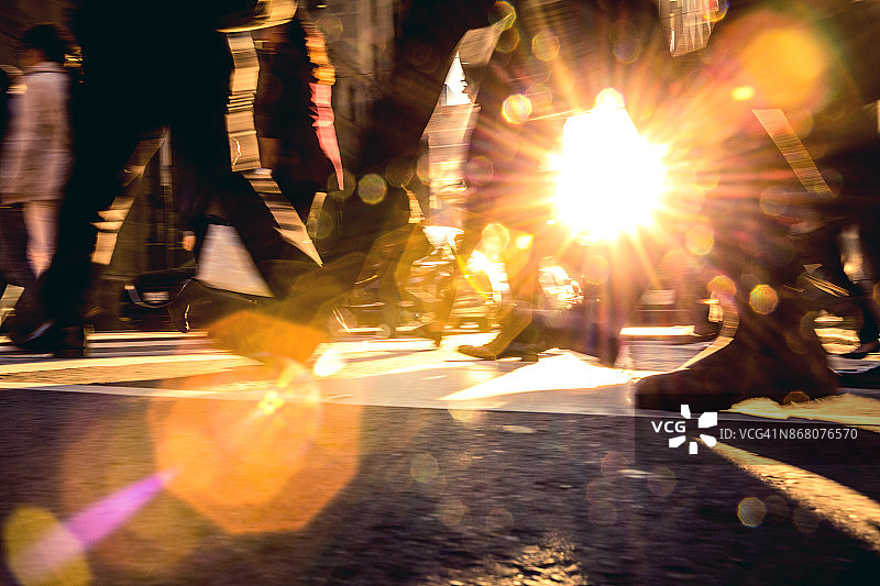 高峰时段的交通人流图片素材