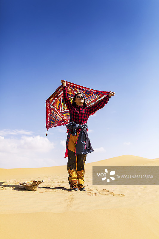 女人在沙漠中图片素材