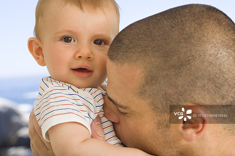 父亲亲吻婴儿图片素材