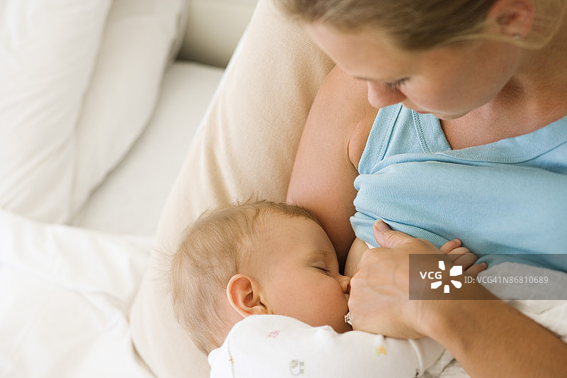 母亲给孩子喂母乳图片素材