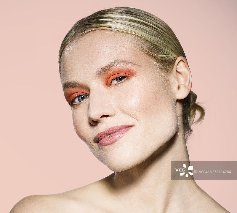 橙色眼妆的年轻女子特写图片素材