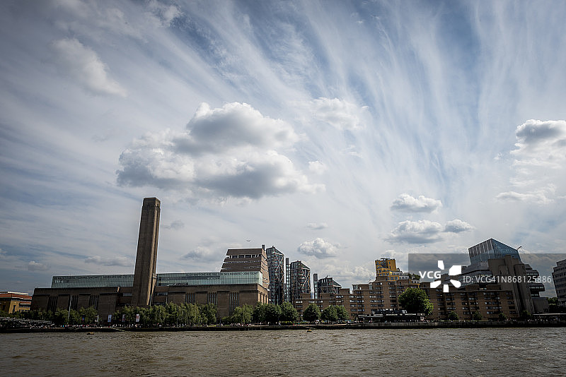 泰晤士河畔的泰特现代艺术馆图片素材