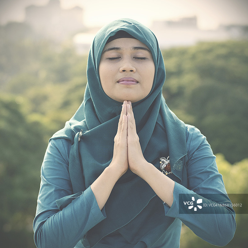 戴着盖头（Hijab）的女孩图片素材