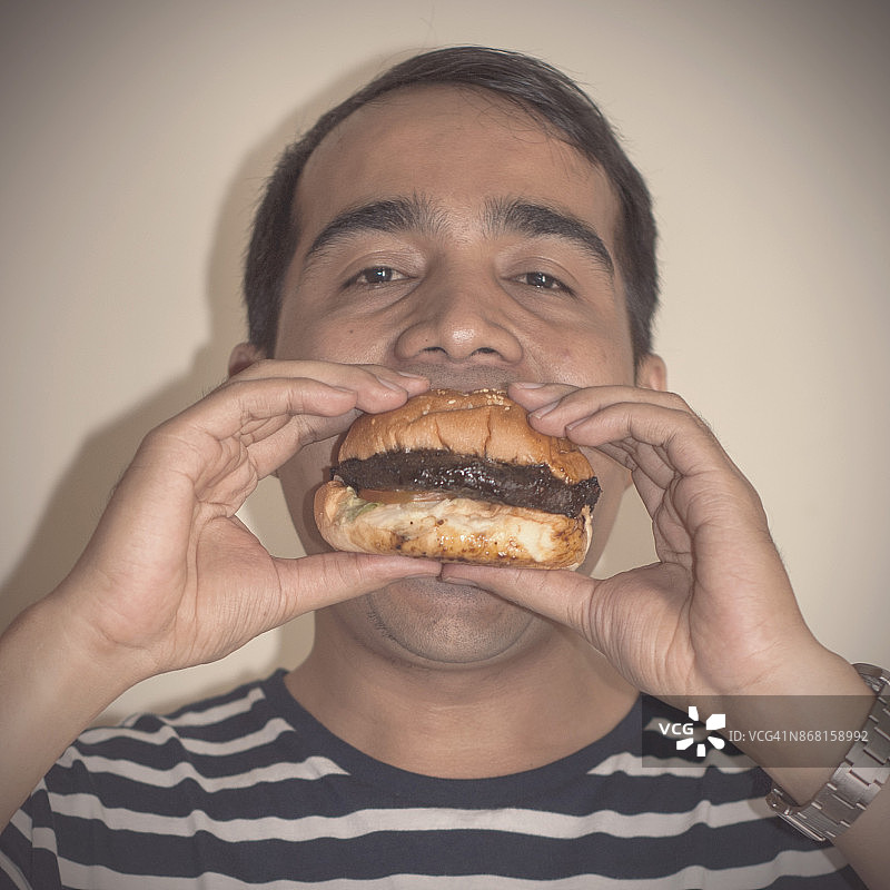 男人吃汉堡图片素材