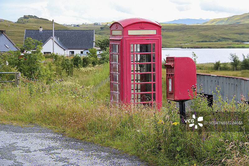 雨天路边的红色电话亭和邮箱图片素材