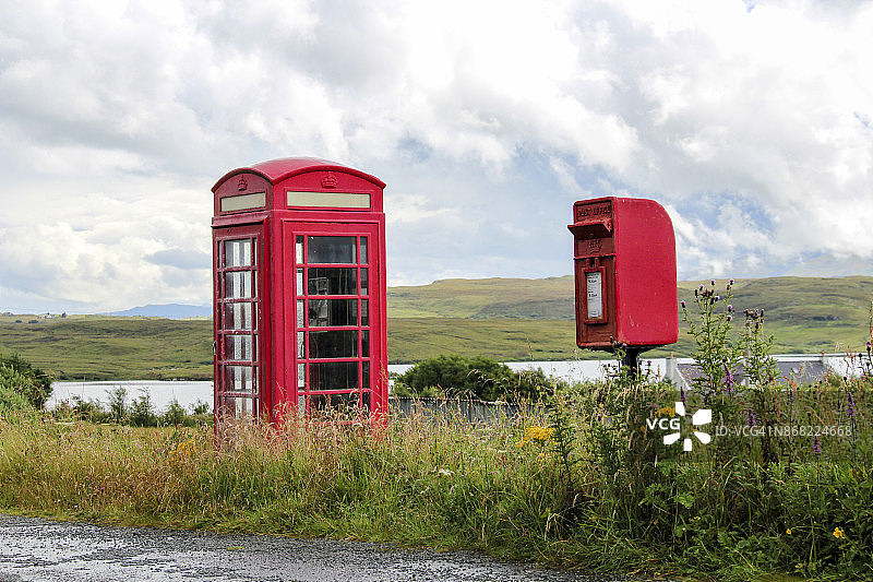 雨天路边的红色电话亭和邮箱图片素材