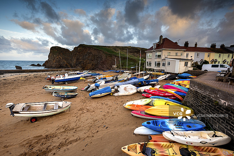 德文郡霍普湾渔村海滩上的船只图片素材