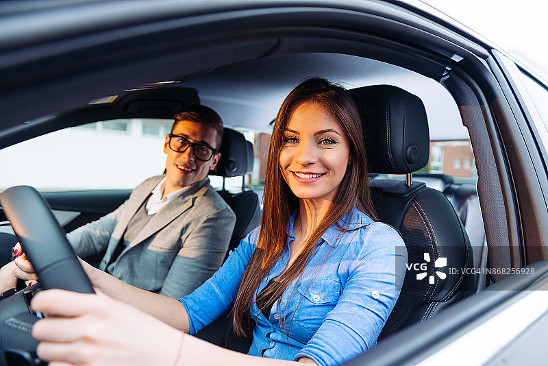 美女在专业驾驶教练的指导下学习开车图片素材