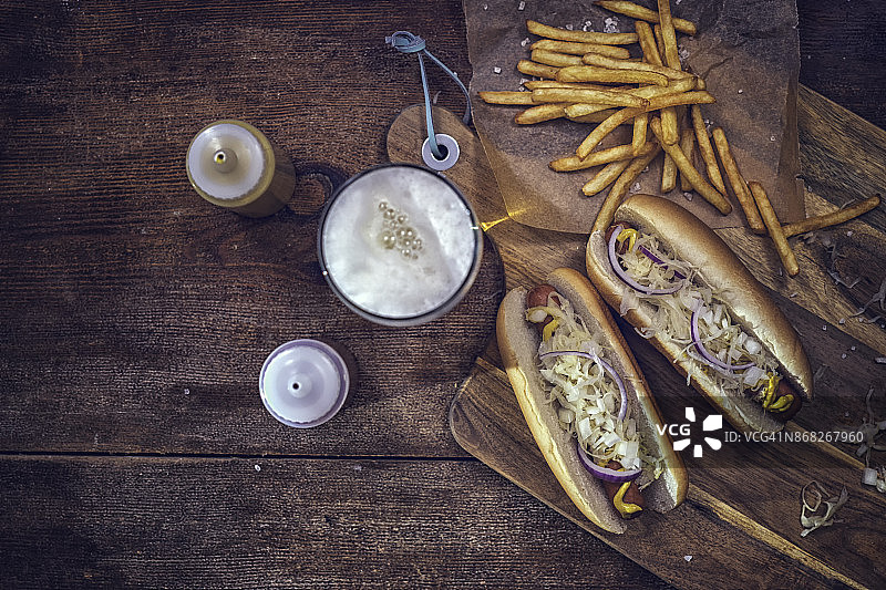 配有德国泡菜、洋葱和芥末的热狗图片素材