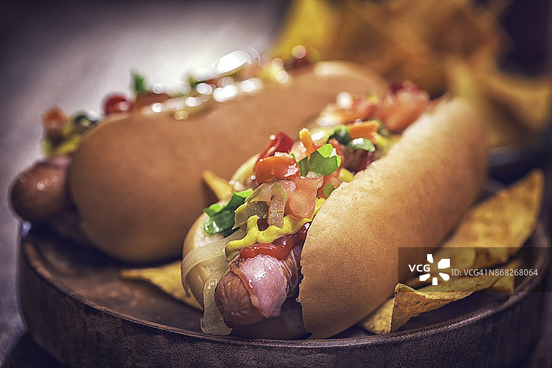 加州风味辣椒热狗配洋葱和辣椒图片素材