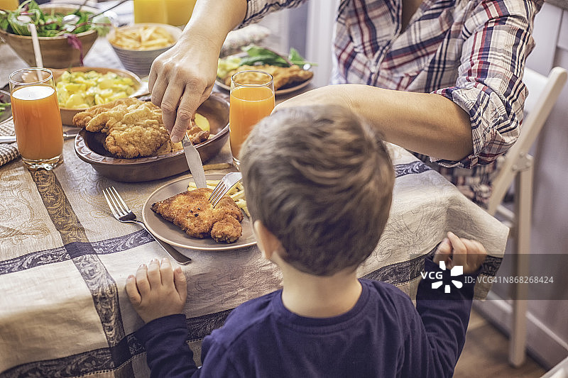 吃维也纳炸肉排配土豆和绿色沙拉图片素材