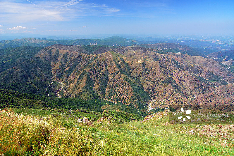 马卡罗洛卡潘内自然公园中贫瘠的蛇纹石景观图片素材
