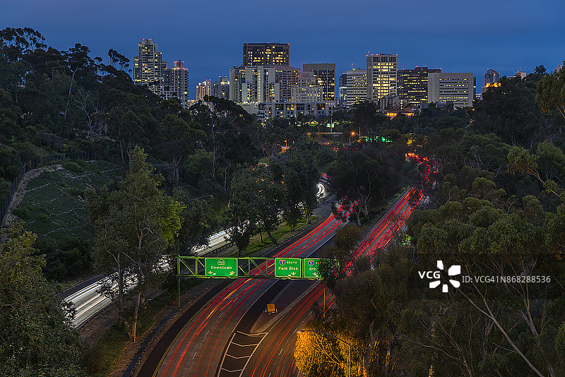 从巴尔博亚公园看到的圣地亚哥天际线图片素材