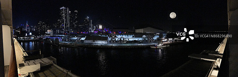 哈德逊港纽约市全景与满月图片素材