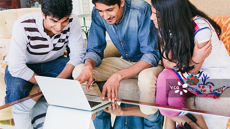 一群印度千禧一代看着笔记本电脑，一起讨论商业、家庭作业或项目图片素材