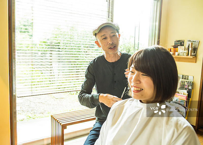 发型师的父亲和女儿图片素材