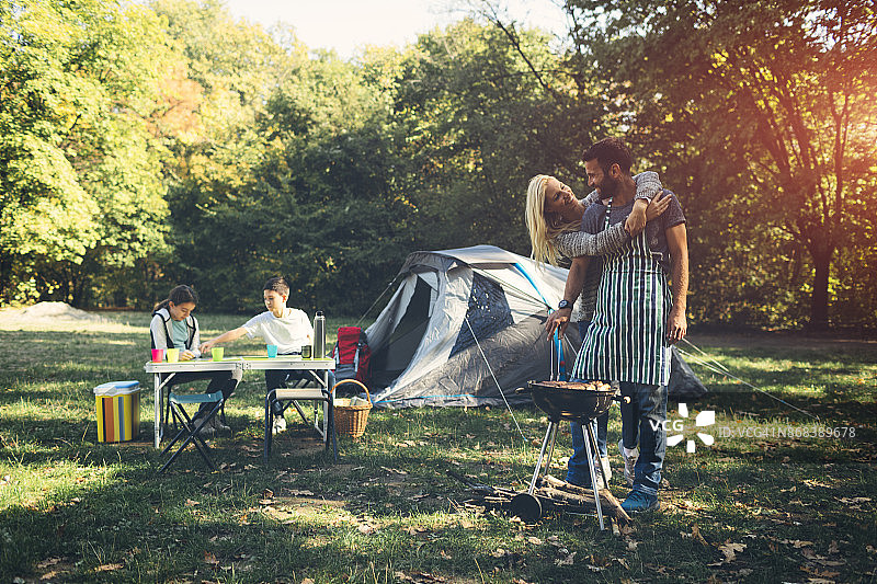全家一起露营图片素材