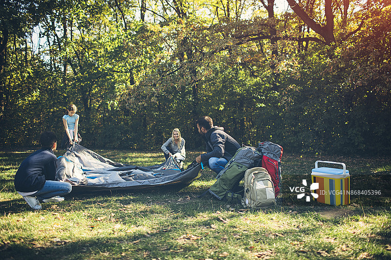 全家一起露营图片素材
