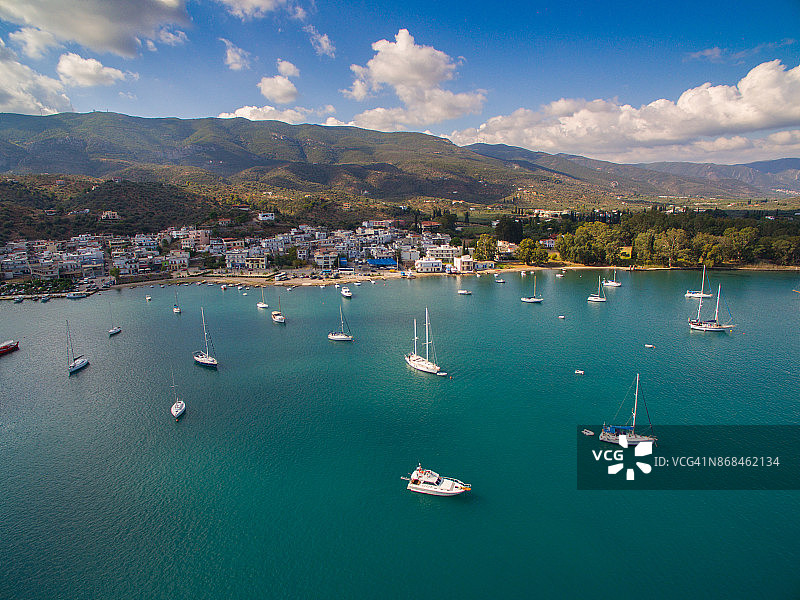 停泊在波罗斯岛海湾的帆船图片素材