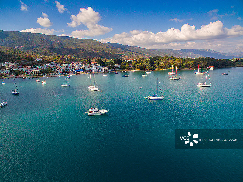 停泊在波罗斯岛海湾的帆船图片素材