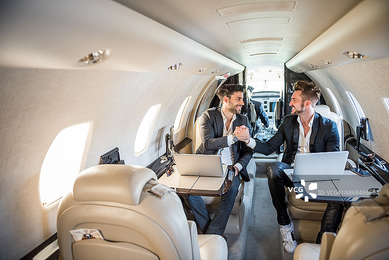 在私人喷气式飞机上的商人图片素材