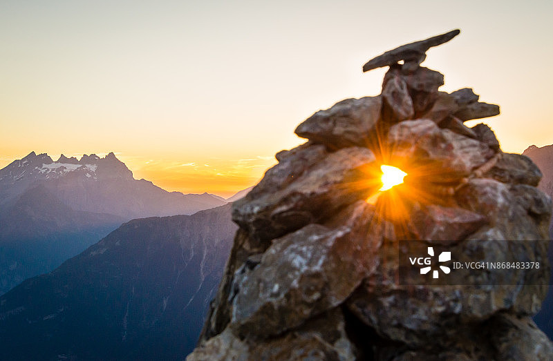 绚丽多彩的山脉日落背景图片素材