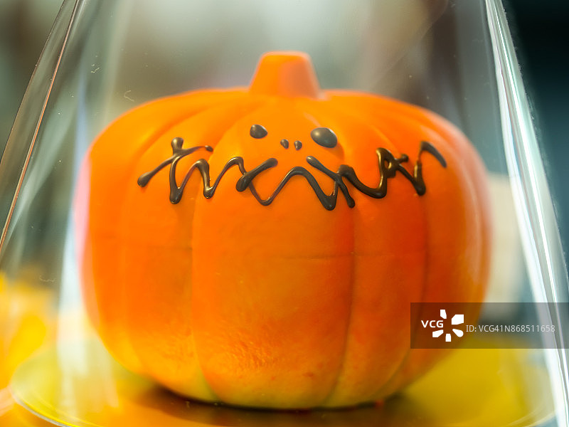 万圣节的巧克力南瓜礼盒图片素材