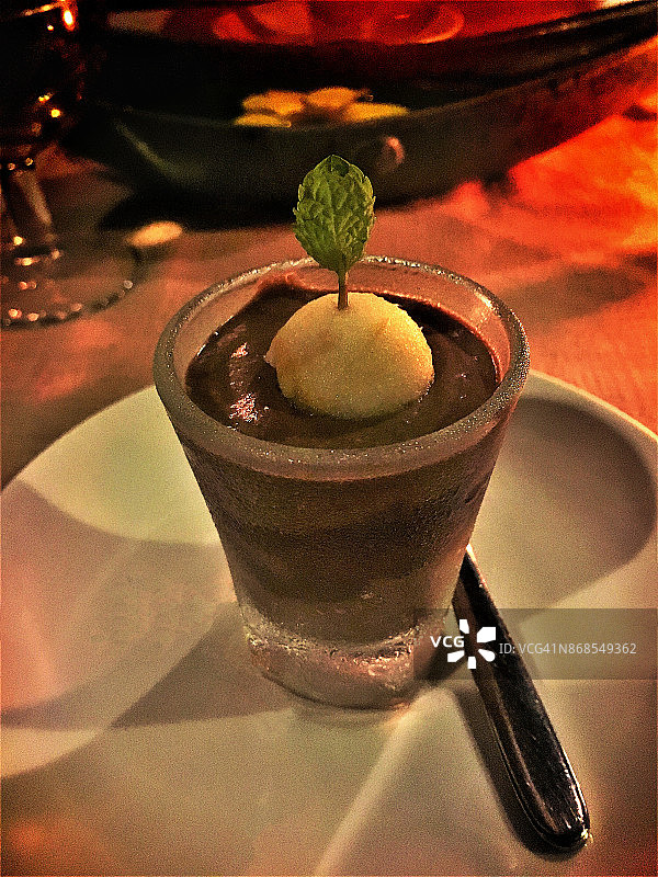 巧克力和水煮梨甜点图片素材