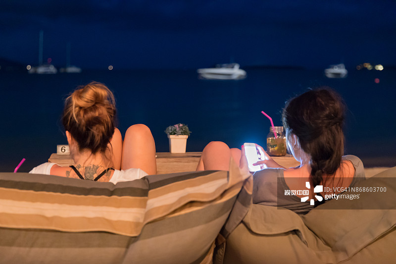 夜晚的海滩靠垫图片素材