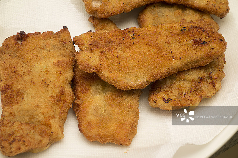 奥地利美食：猪肉版炸肉排或维也纳炸肉排，裹上面包屑图片素材