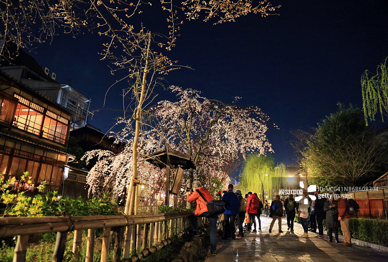 夜幕降临后，在祇园迷人漫步图片素材